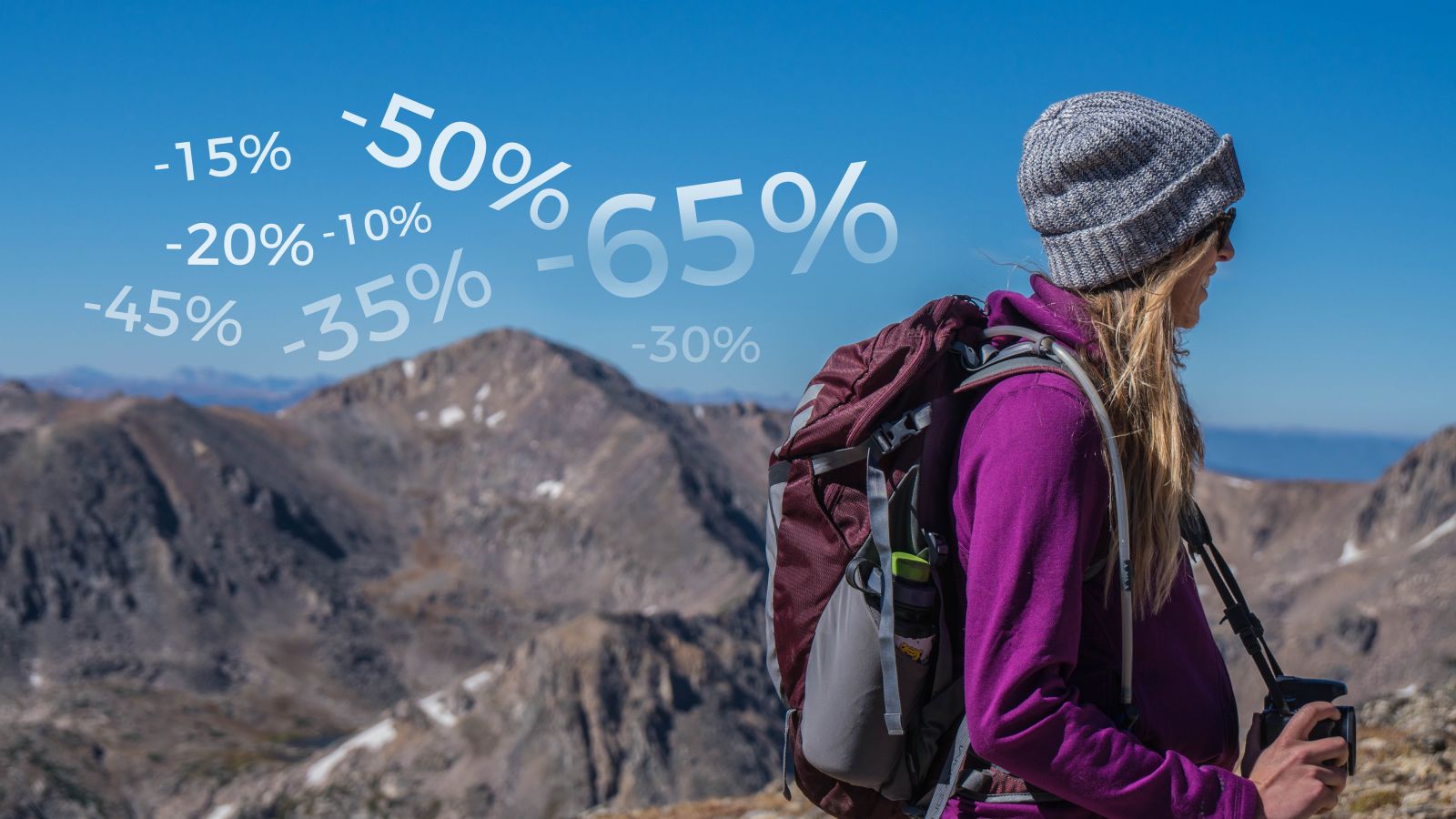 Несчастные случаи в туризме. While hiking. Травмоопасность в туризме. While hiking. Человек на отпуске с телефоном студийное фото.